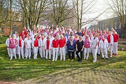 Team Aufnahme der Klinik für Geriatrie am SKK im Außenbereich des Krankenhauses.