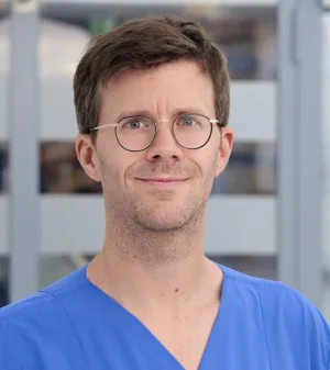 Das Bild zeigt ein Portrait von Roman Reske, Oberarzt und Facharzt für Innere Medizin und Kardiologie am Städtischen Karnkenhaus in Kiel.