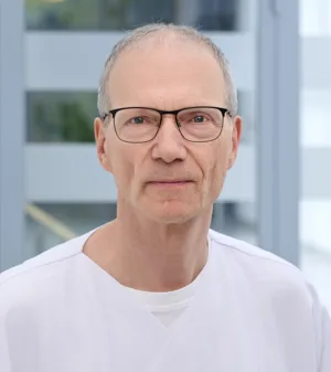 Portraitfoto von Lennart Roggenbuck leitender Oberarzt im Zentrallabor.