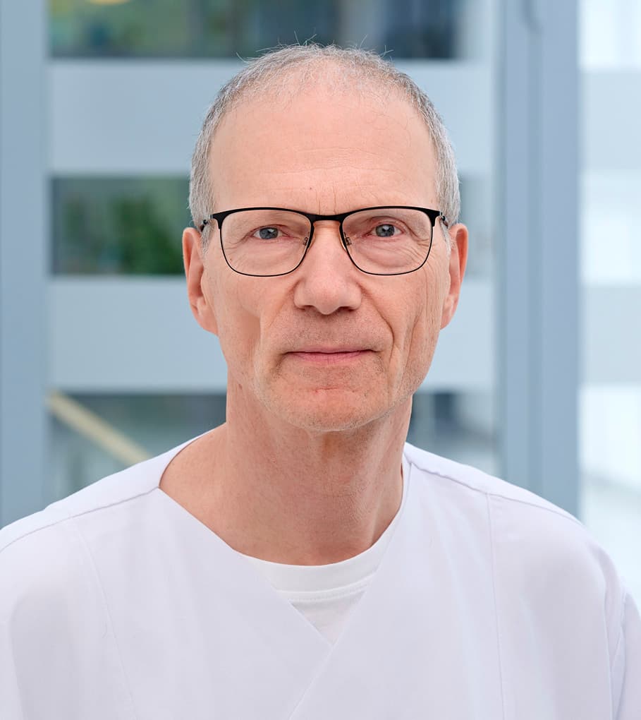 Portraitfoto von Lennart Roggenbuck leitender Oberarzt im Zentrallabor.