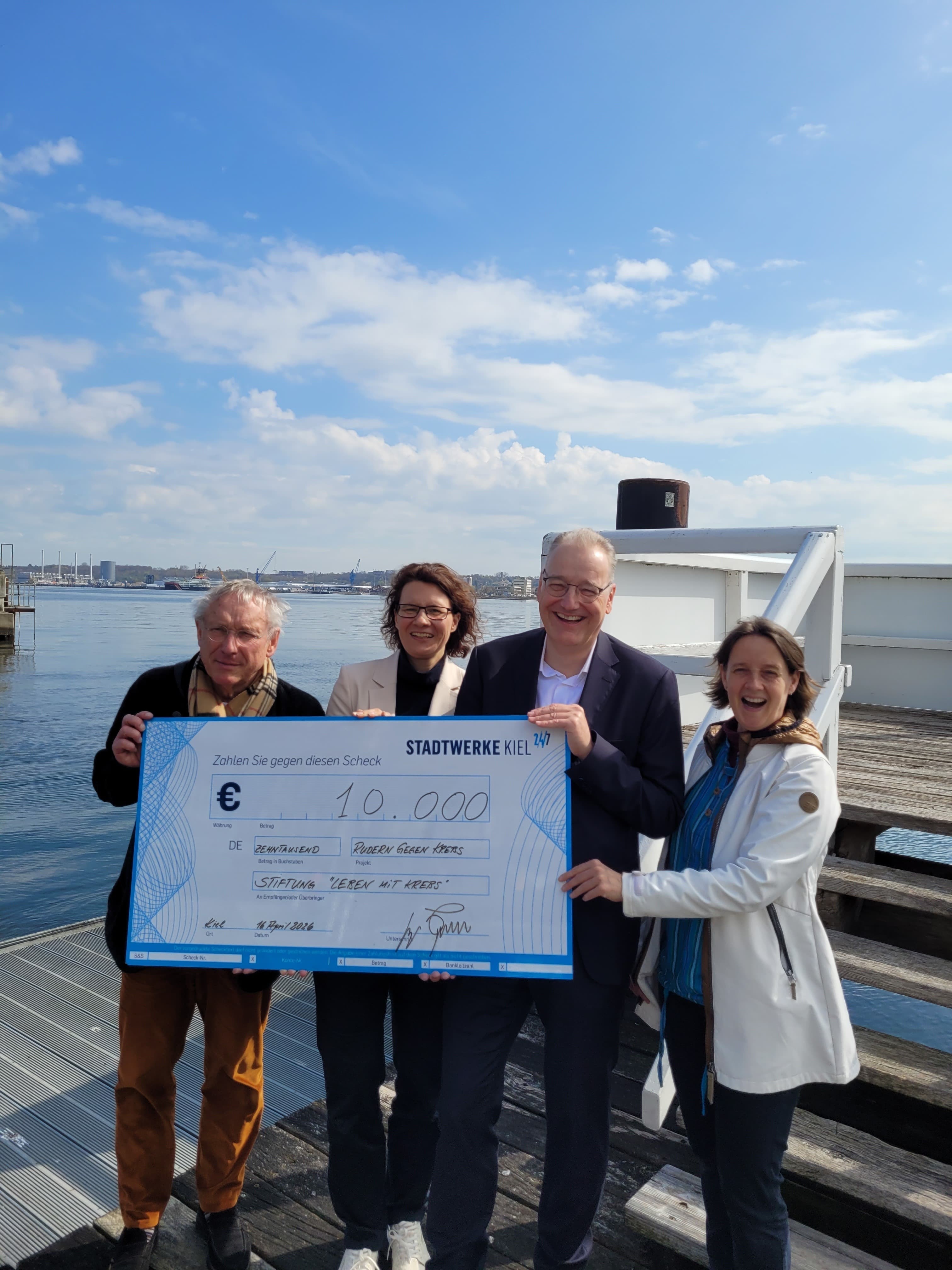 Scheckübergabe Rudern gegen Krebs
4 Menschen, die sich über den Scheck freuen
Auf dem Bild zu sehen sind von links nach rechts: Rolf Kalippe, Nicole Schröder, Dr. Teupen, Maja Darmstadt