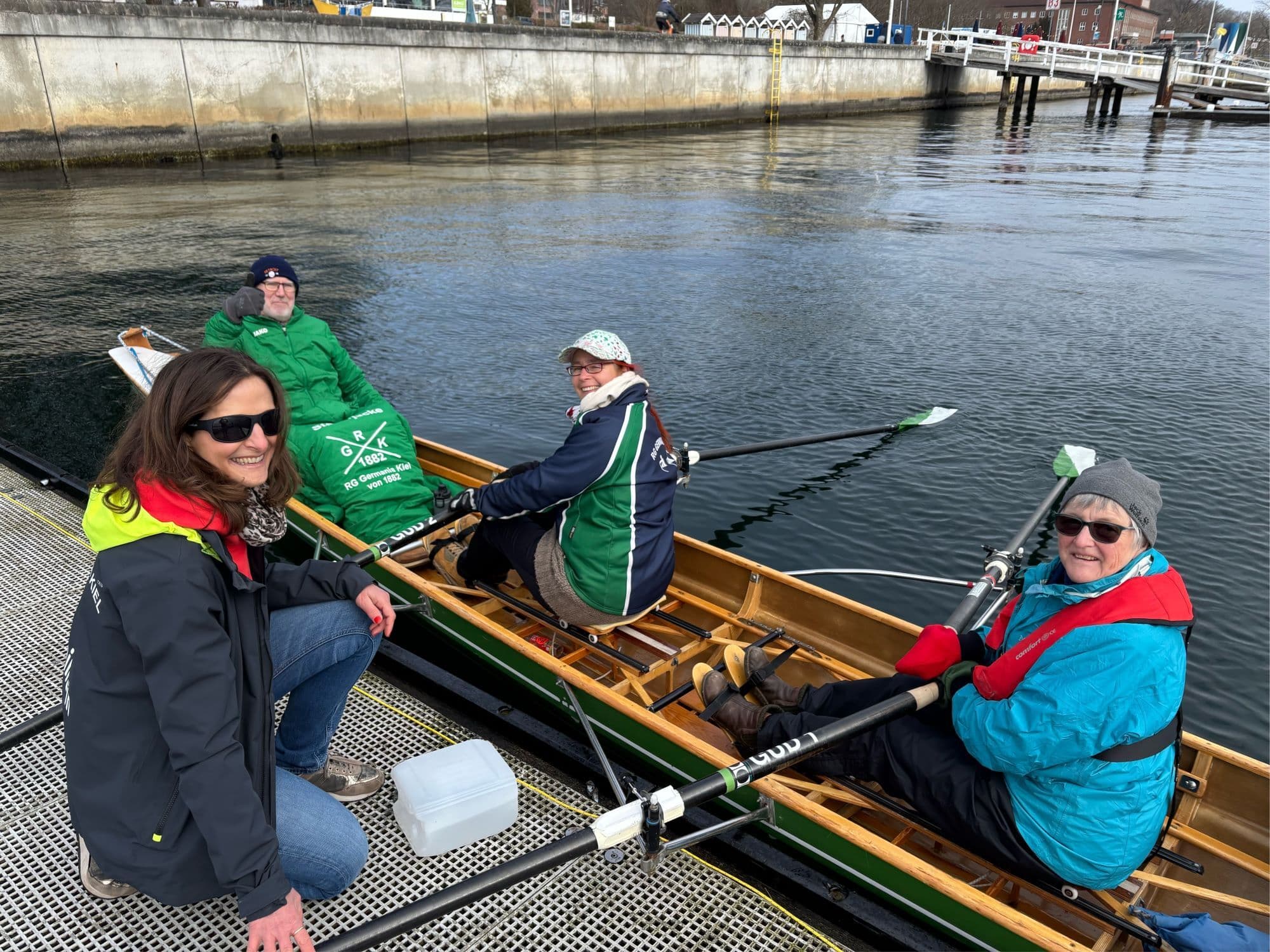 Patient*innenanrudern
Vorne im Bild Trainerin Julia Cuntze, drei weitere Frauen im Ruderboot im Wasser
