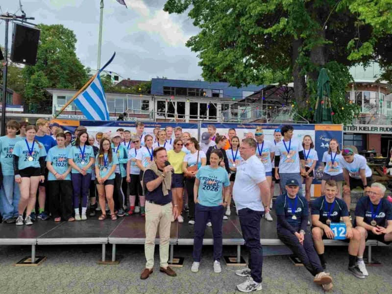Benefizregatta Rudern gegen Krebs. Im Hintergrund alle Teilnehmer. Im Vordergrund: Gewinner der Kategorien Einsteiger, Könner mit Patienten- und Schülerteams sowie alle ehrenamtlichen Helfer*innen, vorne Moderator Andreas Otto mit Oliver Bettzieche, Stiftung Leben mit Krebs und Maja Darmstadt vom VKSR