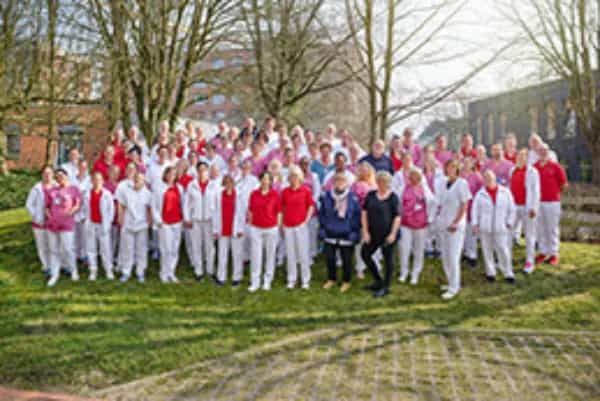 Team Aufnahme der Klinik für Geriatrie am SKK im Außenbereich des Krankenhauses.