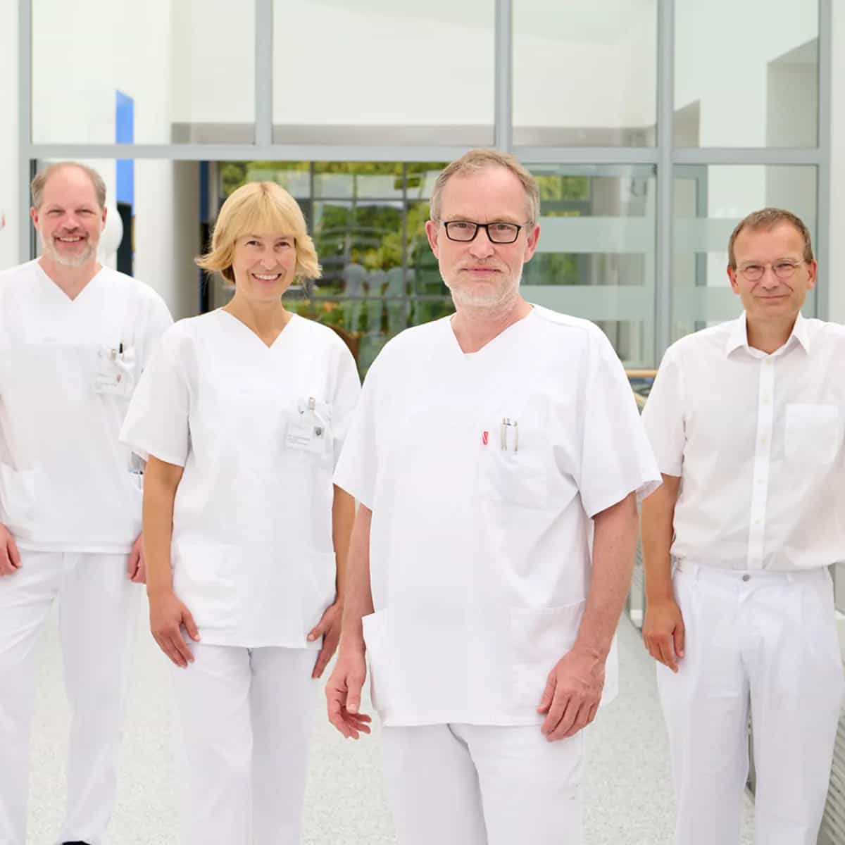 Auf dem Bild stehen Dr. Christian Timke, Dr. Ingrid Bobis, Dr. Tobias Ankermann und Prof. Bewig zusammen und schauen in die Kamera. Sie sind das interdisziplänere Leitungsteam des Mukoviszedoszentrums am Städtischen Krankenhaus in Kiel.
