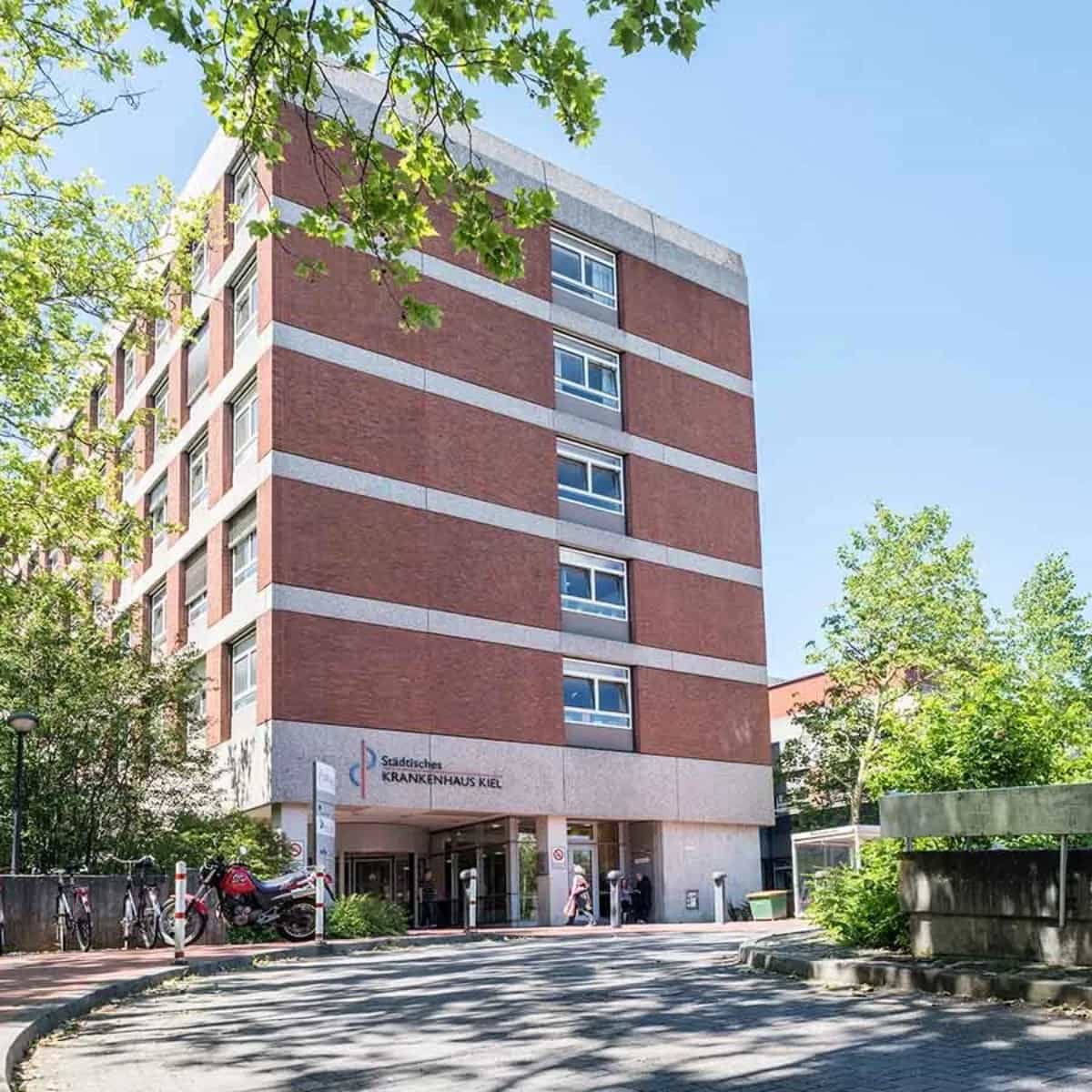 Auffahrt zum Haupteingang im Haupthaus 8 am Städtisches Krankenhaus Kiel.