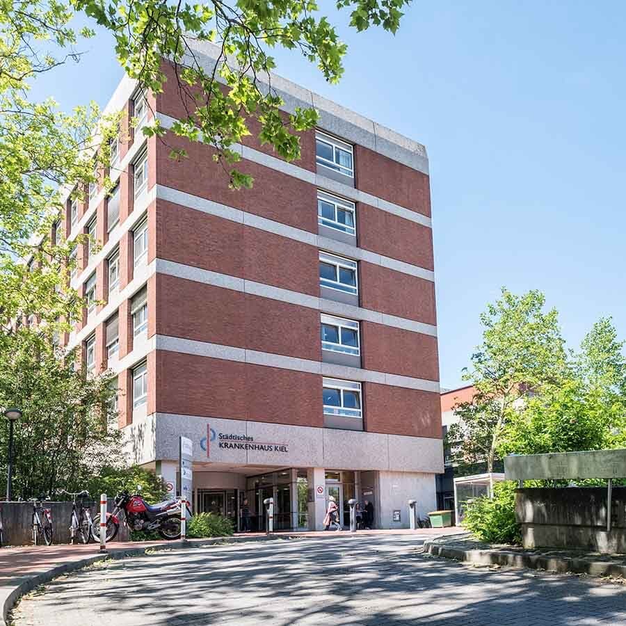 Auffahrt zum Haupteingang im Haupthaus 8 am Städtisches Krankenhaus Kiel.