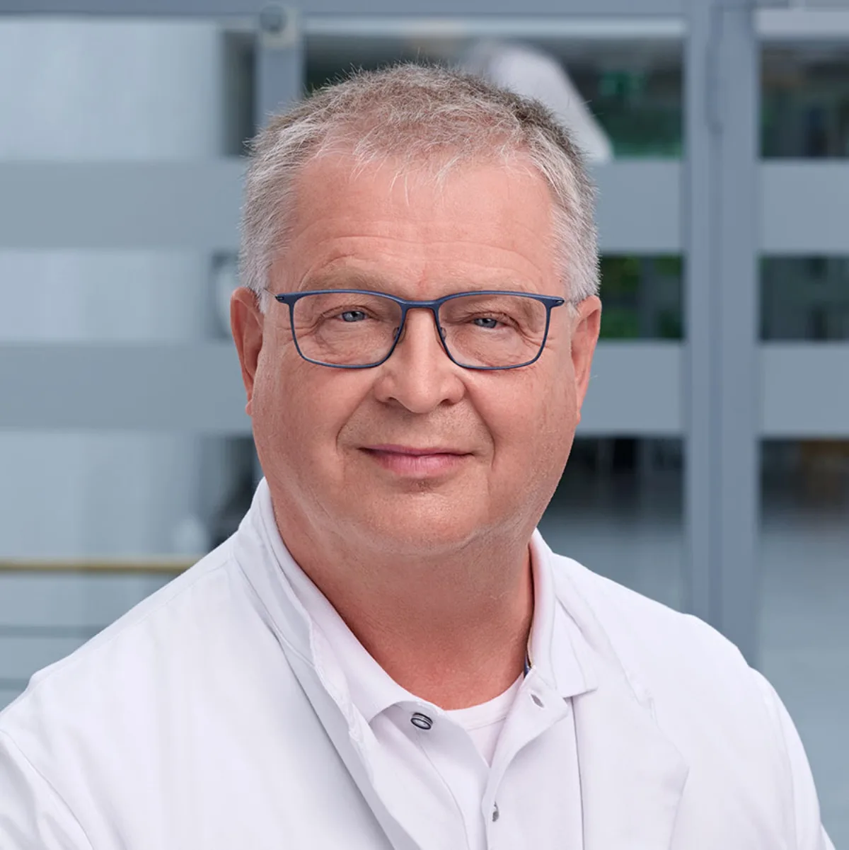 Doktor Steffen Oehme, Sektionsleiter Endoprothetik am Städtischen Krankenhaus in Kiel, lächelt in die Kamera.
