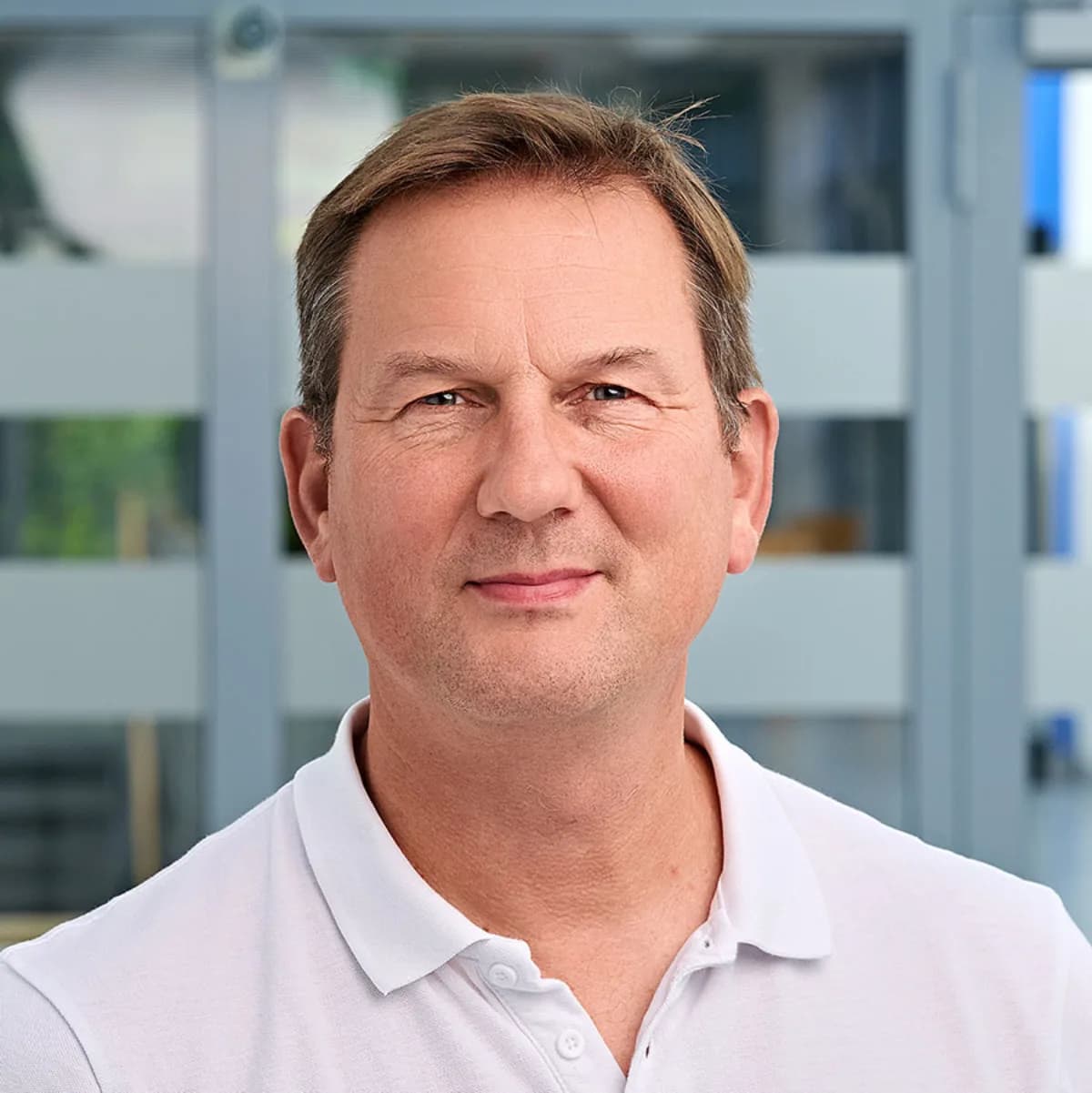 Doktor Lutz Dörner, Sektionsleiter für Wirbelsäulenchirurgie am Städtischen Krankenhaus Kiel, lächelt in die Kamera.