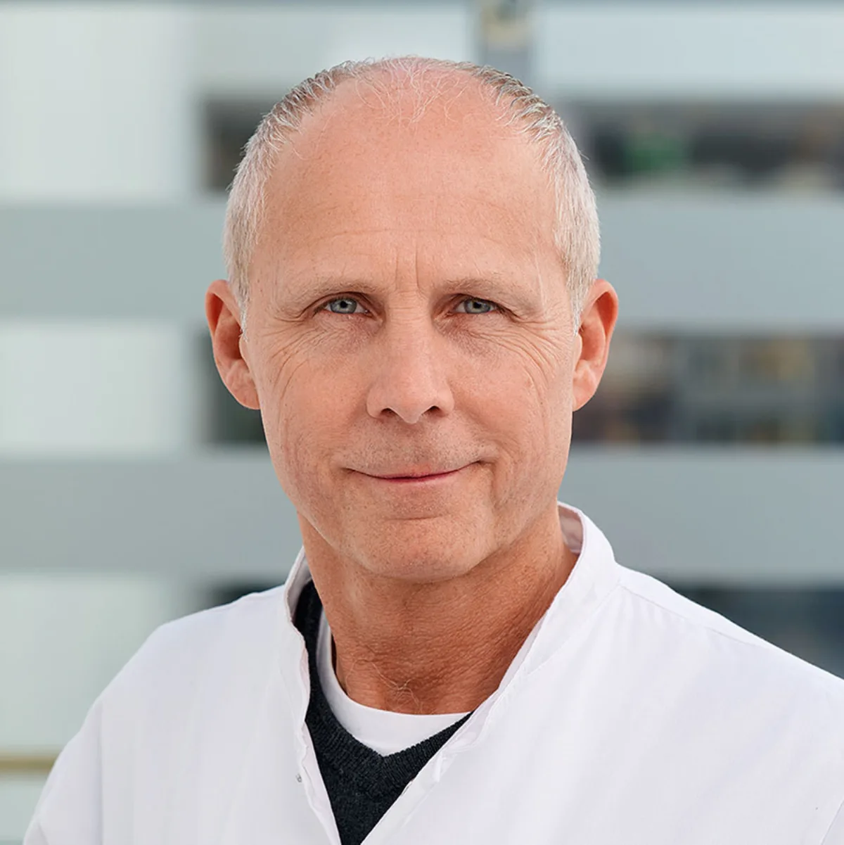 Doktor Andreas Losch, Sektionsleiter für Athroskopische Chirurgie und Sporttraumatologie am Städtischen Krankenhaus, lächelt in die Kamera.