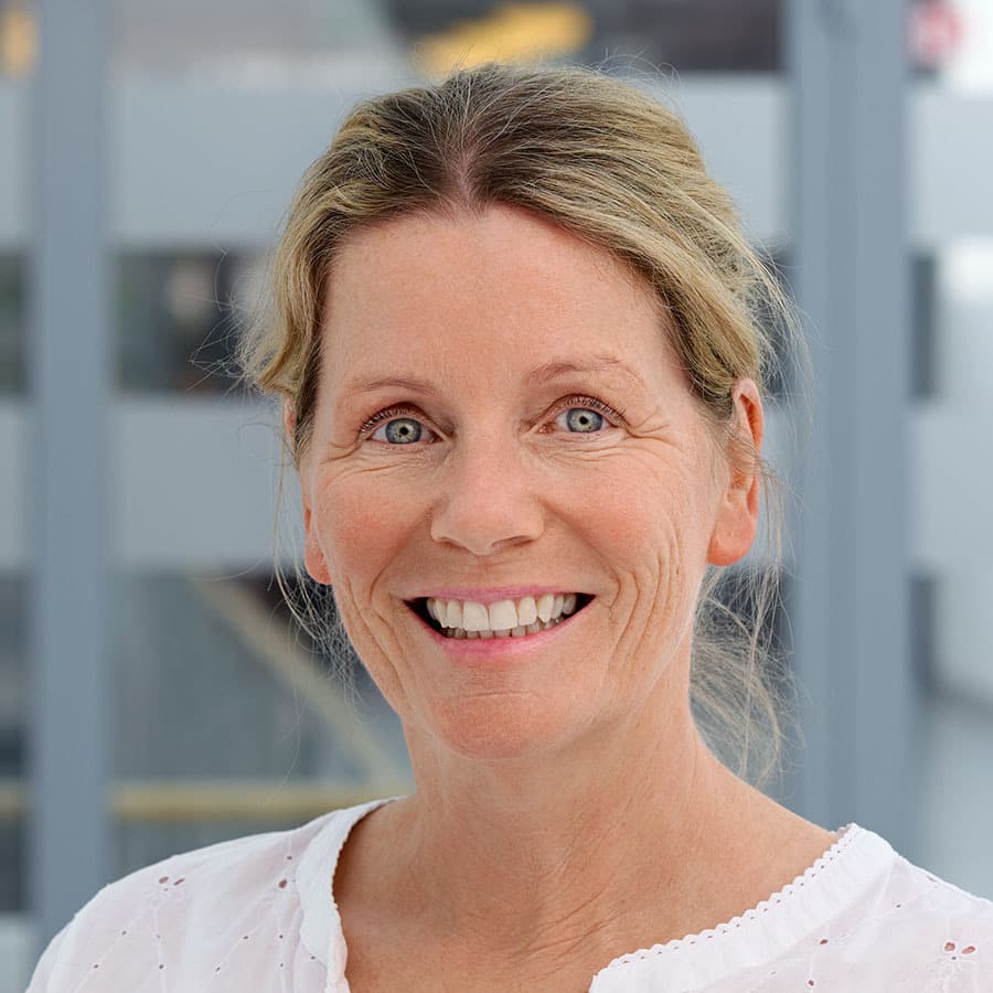 Doktor Nina Schwall, Sektionsleiterin Handchirurgie am Städtischen Krankenhaus in Kiel, schaut in die Kamera und lächelt.